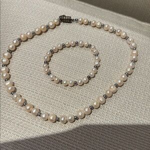 Elegant Pearl Necklace and Bracelet Set magnetic